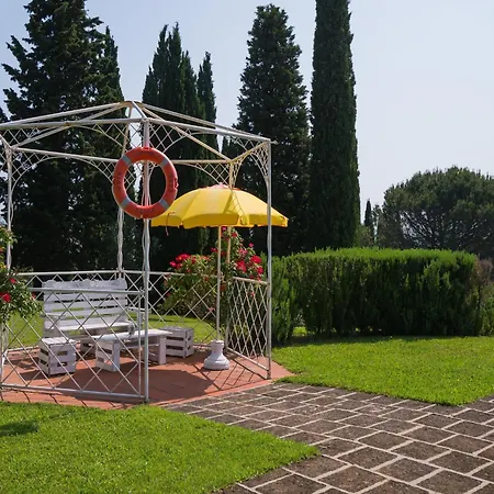 In With Garden And Pool *